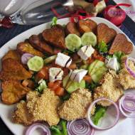 Sałatka z sezamowym kurczakiem, ziemniaczkami, serem camembert i malinowym octem balsamicznym