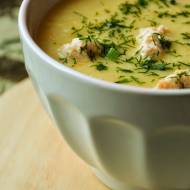 Zupa kalafiorowo-ziemniaczana z mleczkiem kokosowym i łososiowymi pulpetami