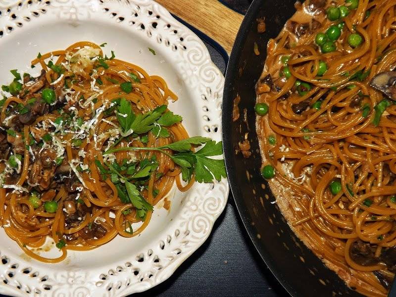 Spaghetti kremowe z pieczarkami i groszkiem