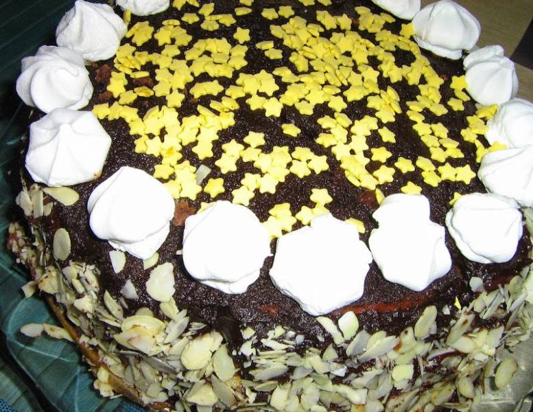 Tort piernikowy z masą śliwkową w czekoladzie.