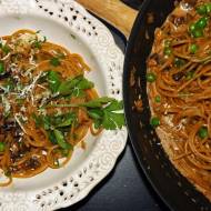 Spaghetti kremowe z pieczarkami i groszkiem