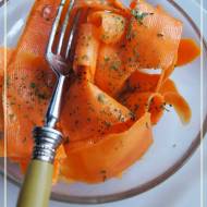 Surówka z wstążęk marchewki z miodem i musztardą