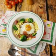 Tagliatelle z brokułami, szynką Prosciutto, jajkiem sadzonym i serem długodojrzewającym