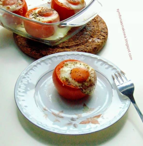 Pomidory faszerowane pieczarkami oraz wędzonym serem zapiekane z jajkami.