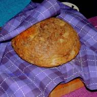 Chleb żytni z wodą z kiszonych ogórków, ziarnem żyta i koperkiem