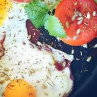 Piątkowe śniadanko czyli jajka sadzone na wędzonce kopconej + pomidorek na cebulce, w posypce ze słonecznika i ziół prowansalski