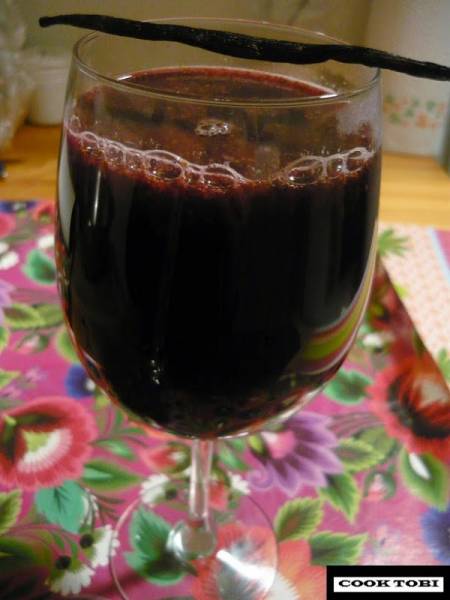 Grzane wino z truskawkami i wanilią
