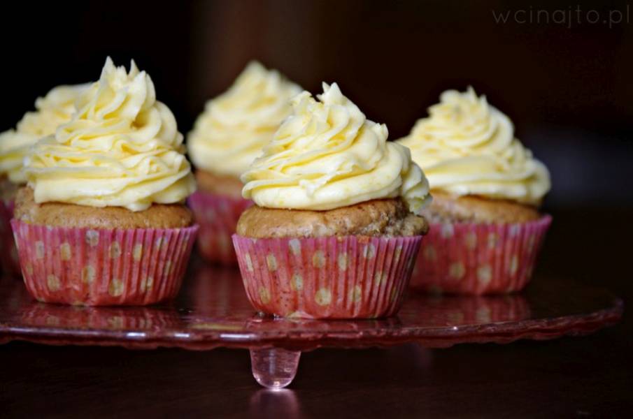 Cupcakes migdałowo-brzoskwiniowe