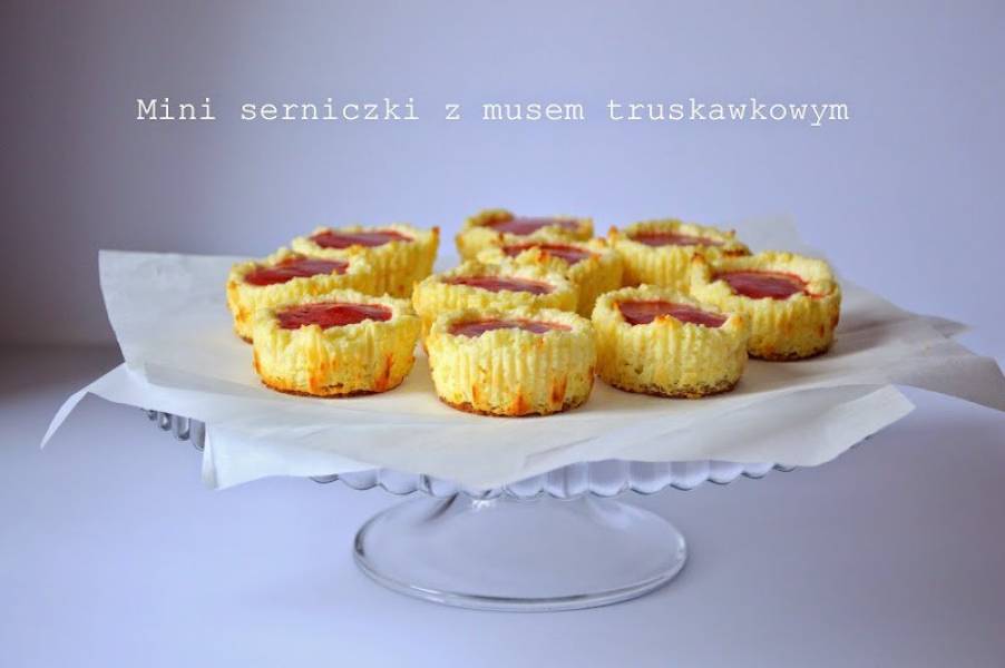 Mini serniczki z musem truskawkowym