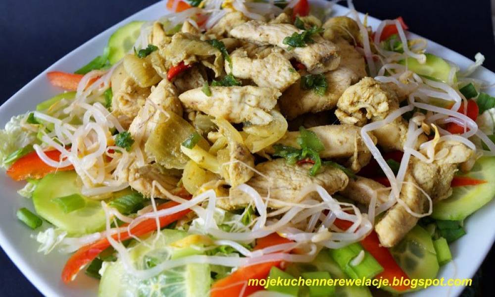 Tajska sałatka z kurczakiem i curry