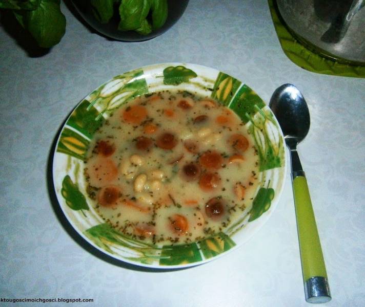 Zupa fasolowa z parówkami