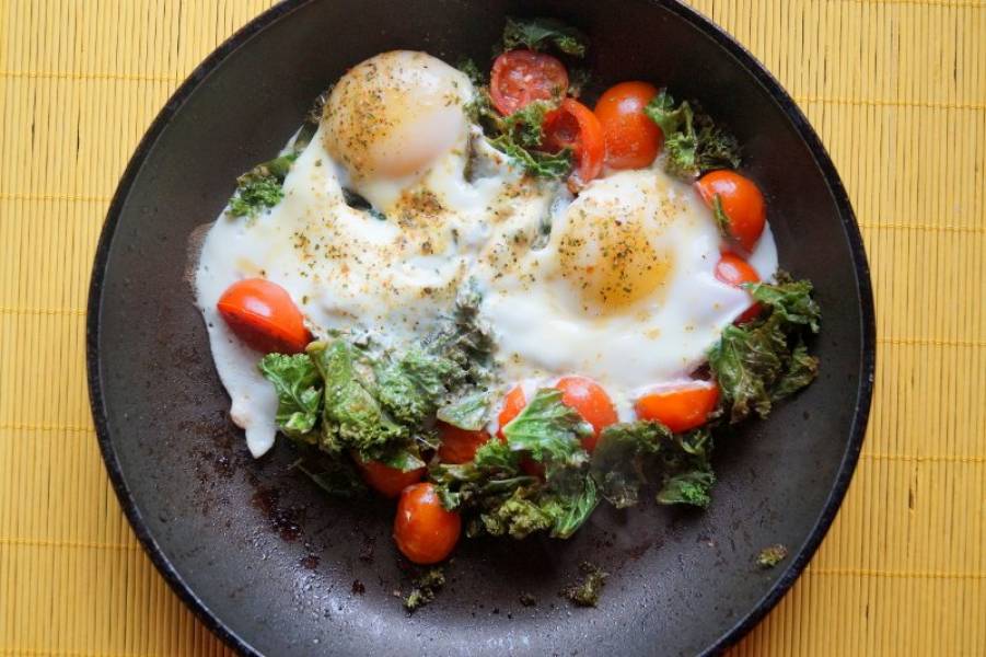 Jem zdrowo: Jajka sadzone z jarmużem i pomidorkami
