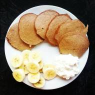 Czekoladowe placuszki owsiane z masłem orzechowym, twarożkiem i bananem