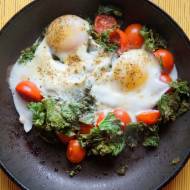 Jem zdrowo: Jajka sadzone z jarmużem i pomidorkami