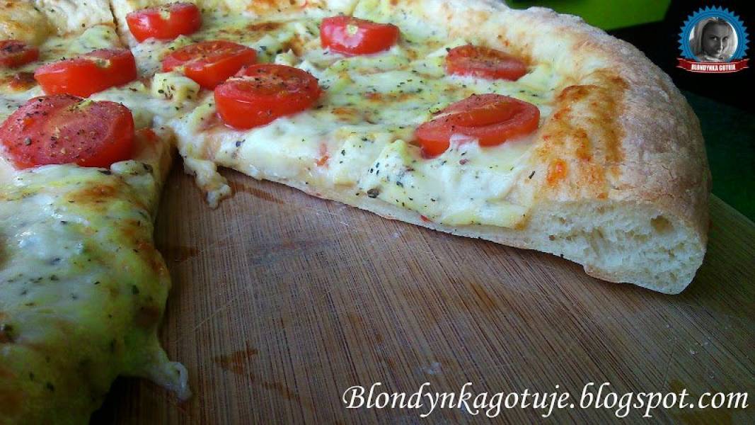 Pizza z Serem Korycińskim i Pomidorkami Śliwkowymi na Sosie Słodko-Ostrym Chili