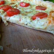 Pizza z Serem Korycińskim i Pomidorkami Śliwkowymi na Sosie Słodko-Ostrym Chili