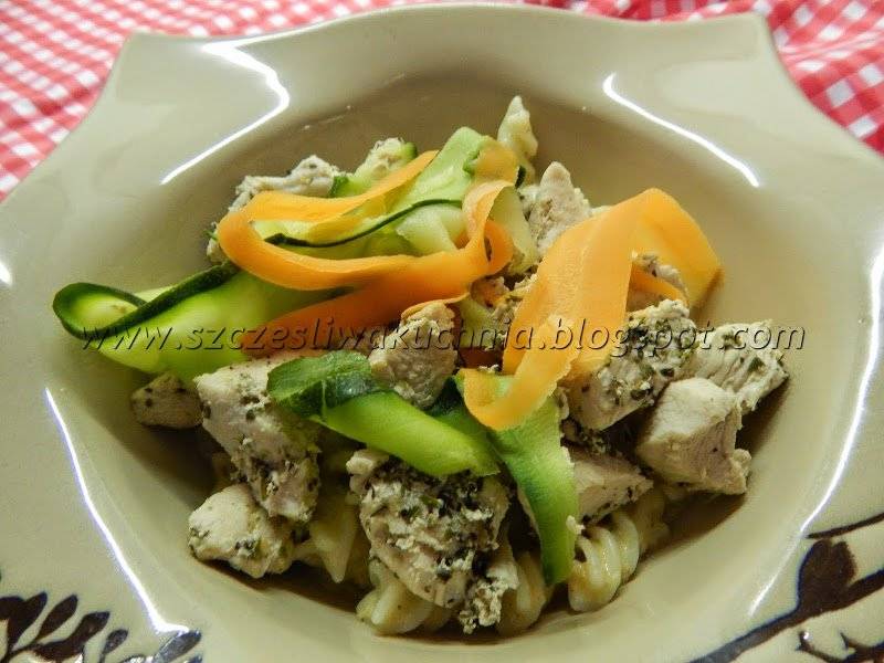 Gotowane piersi z kurczaka w sosie śmietanowo-warzywnym z makaronem i warzywami na parze