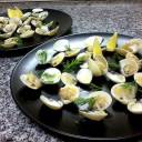 Małże gotowane w białym winie.