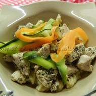 Gotowane piersi z kurczaka w sosie śmietanowo-warzywnym z makaronem i warzywami na parze
