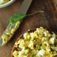 Kanapkowa pasta jajeczna z serkiem granulowanym i świeżymi ziołami z szybkowaru