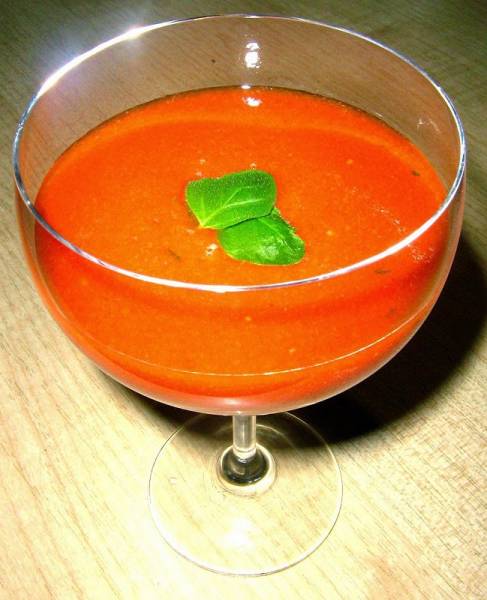 Bezalkoholowa German Mery, czyli drink na bazie soku pomidorowego z bazylią.