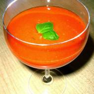 Bezalkoholowa German Mery, czyli drink na bazie soku pomidorowego z bazylią.