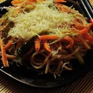 Warzywa z woka z makaronem i parmezanem / Vegetables from the wok with pasta and parmesan cheese