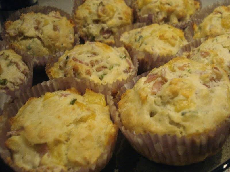 Muffiny z szynką i żółtym serem
