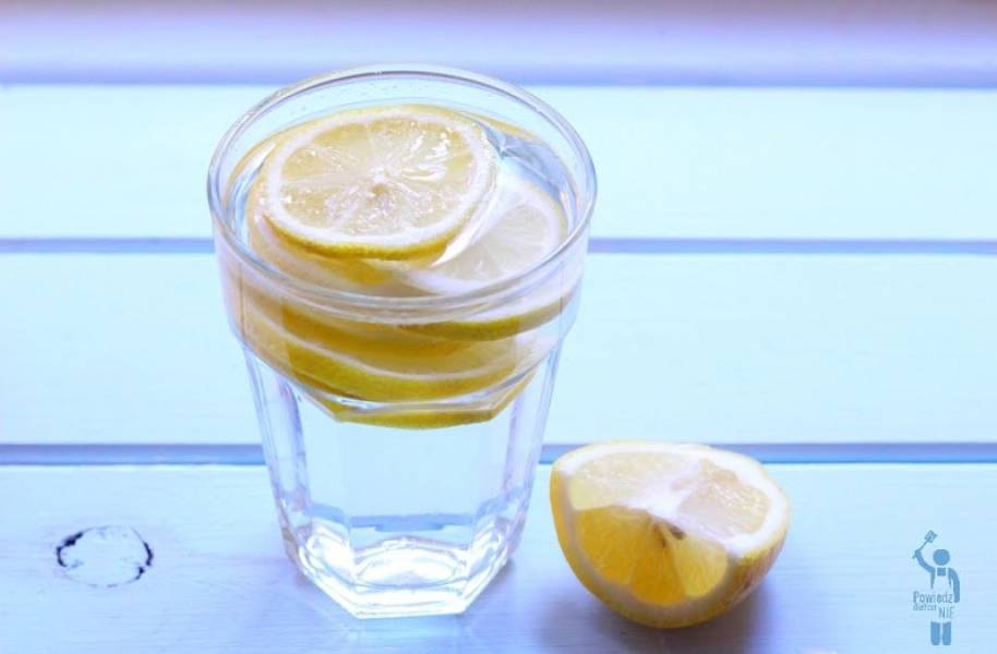 10 powodów, dla których warto zacząć dzień od szklanki wody z cytryną