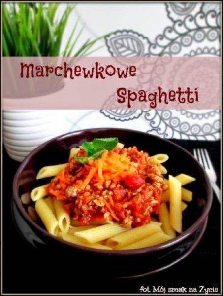 Włoskie spaghetti bolognese w towarzystwie polskiej marchewki