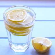 10 powodów, dla których warto zacząć dzień od szklanki wody z cytryną