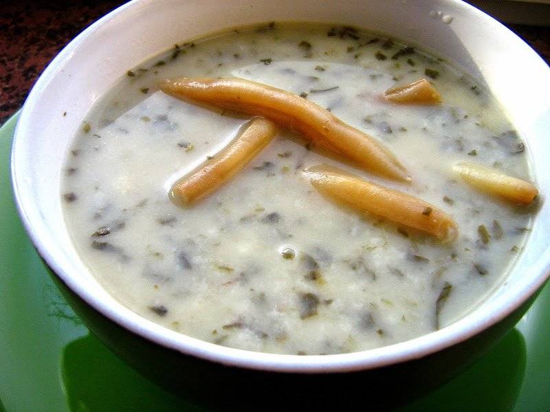 Zupa szczawiowa z lanymi kluskami i karmelizowaną fasolką szparagową.