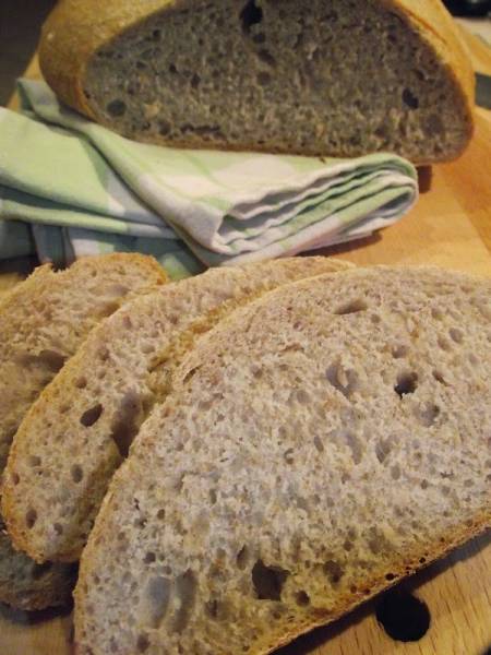 Chleb pszenno-żytni na zakwasie.