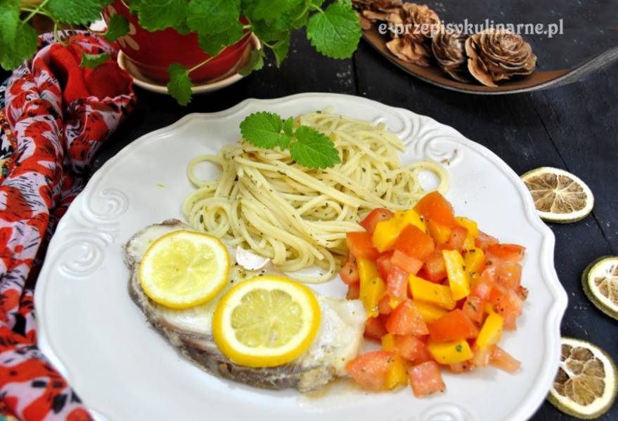 Stek z rekina ze spaghetti czosnkowym i salsą pomidorowo-brzoskwiniową