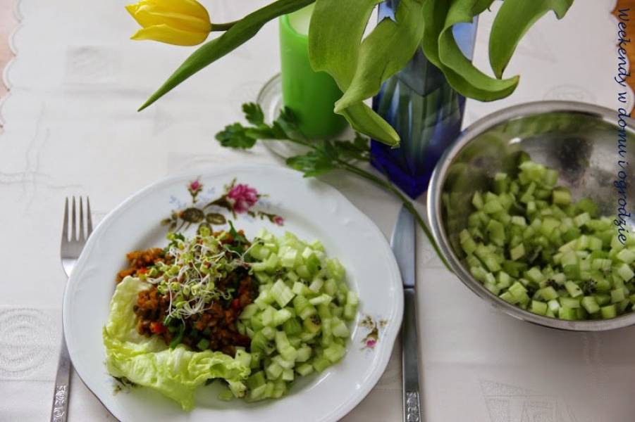 Zielona soczewica z warzywami i surówką z selera i kiwi