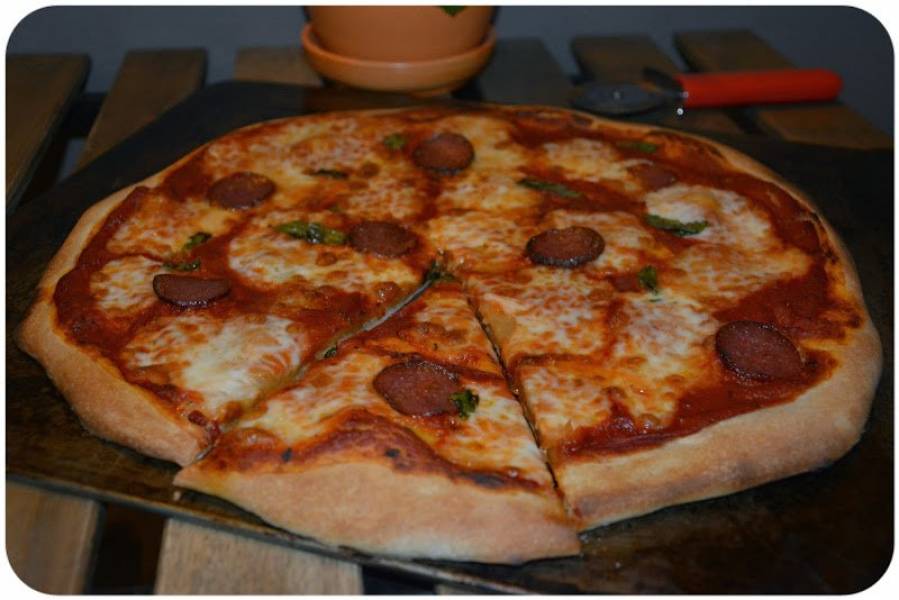 Pizza na zakwasie, z mozzarella i salami
