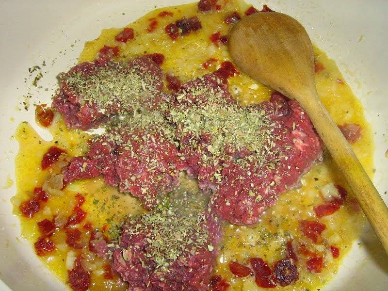 Tagliatelle z wołowiną i karmelizowanymi pomidorkami ze smażonymi boczniakami.
