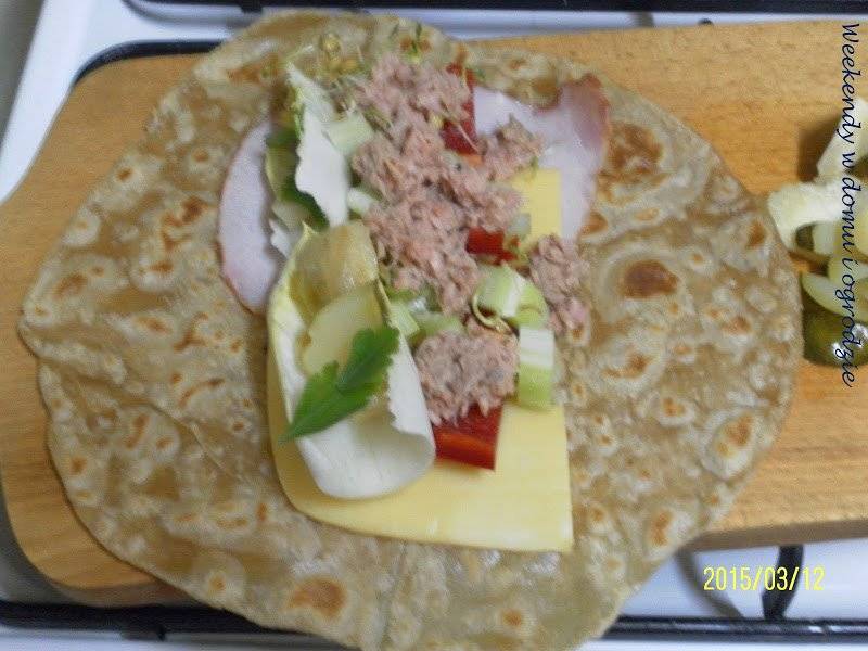 Kasztanowo-pszenne burrito z warzywami i tuńczykiem