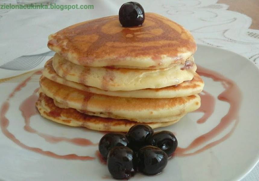 Pancakes z syropem wiśniowym