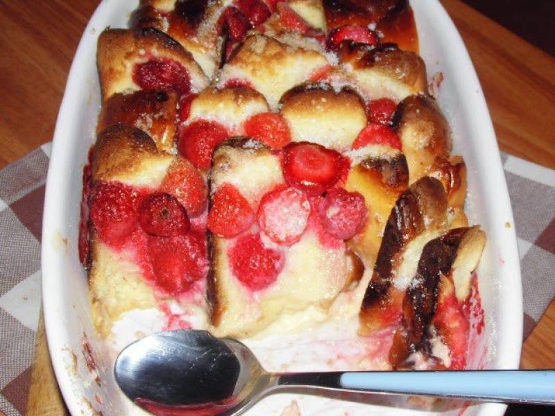 Pudding z drożdżówki z truskawkami