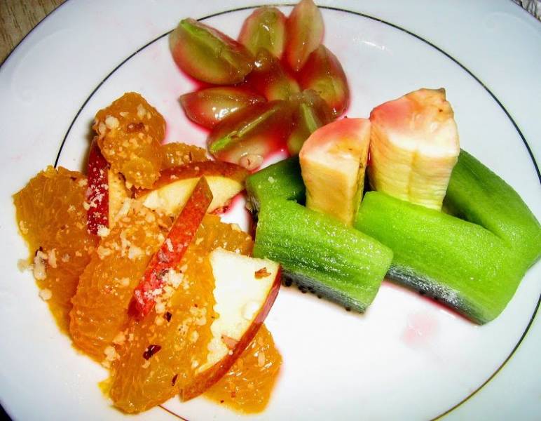 Fresh Fruit Salad, czyli tradycyjna sałatka owocowa z wariacjami i syropem malinowym.
