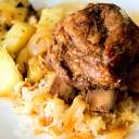 Żeberka pieczone w piwie z kiszoną kapustą i ziemniakami