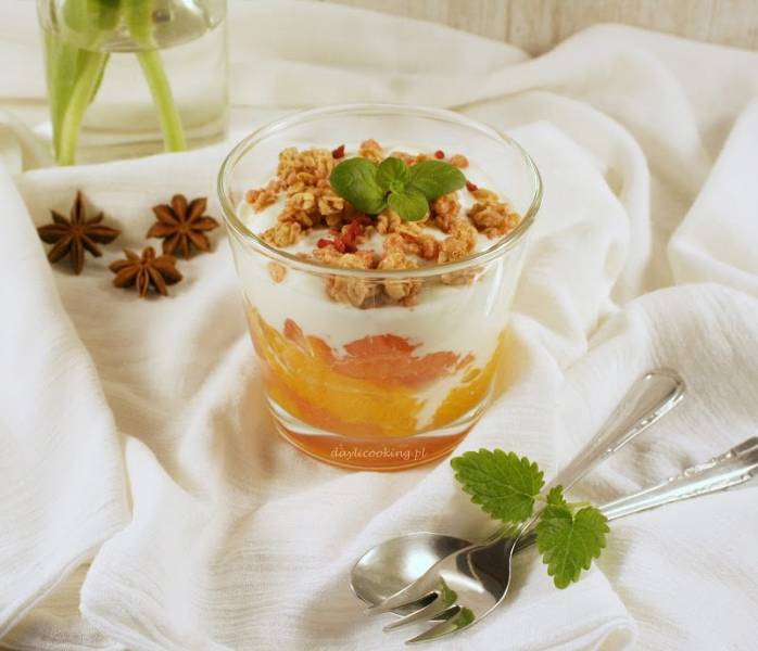 Sałatka pomarańczowo - grejpfrutowa z lekko korzennym sosem miodowym, naturalnym jogurtem i musli