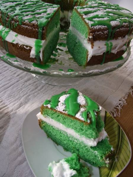 Zielona babka jogurtowa z bitą śmietaną na Dzień Świętego Patryka.