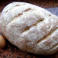 Duży chleb pszenny z dodatkiem mąki żytniej z siemieniem lnianym.