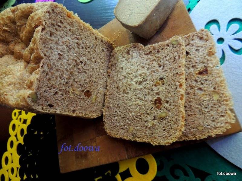 Chleb pełnoziarnisty z orzechami i czereśniami