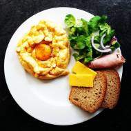 Jajka chmurki z sałatą, pełnoziarnistym pieczywem, szynką i serem