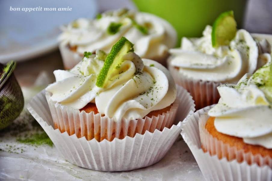 Muffinki bananowe z orzeźwiającym kremem limonkowym