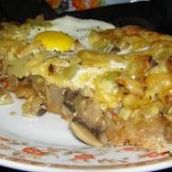 domowa żytnio-pszenna pizza z pieczarkami.czosnkiem,cebulą,serem,jajkiem i z sosem chilli...