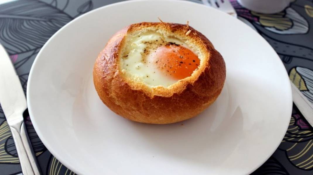 Jajko zapiekane w bułce